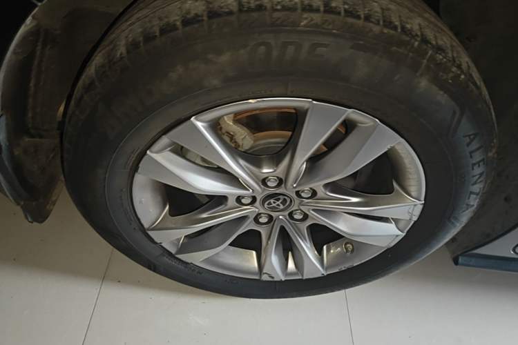 Used Toyota SIENNA 2021 2.5L Hybrid Platinum Edition Right Rear Wheel Hub