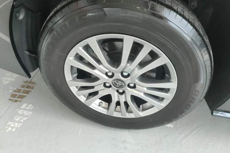 Used Toyota SIENNA 2021 2.5L Hybrid Luxury Edition Right Rear Wheel Hub