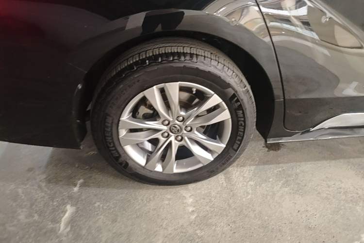 Used Toyota SIENNA 2021 2.5L Hybrid Platinum Edition Right Rear Wheel Hub