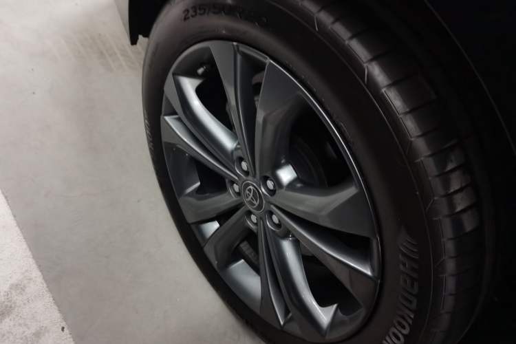 Used Toyota SIENNA 2021 2.5L Hybrid Premium Edition Right Rear Wheel Hub