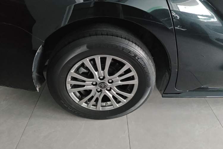 Used Toyota SIENNA 2021 2.5L Hybrid Luxury Edition Right Rear Wheel Hub