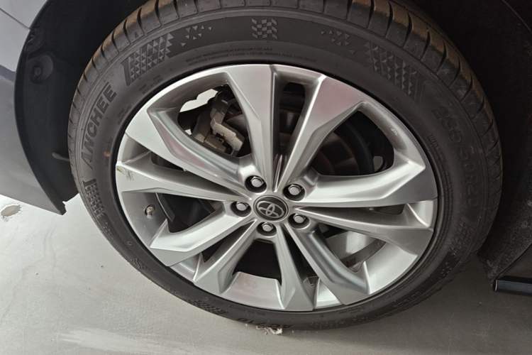 Used Toyota SIENNA 2021 2.5L Hybrid Platinum Edition Right Rear Wheel Hub