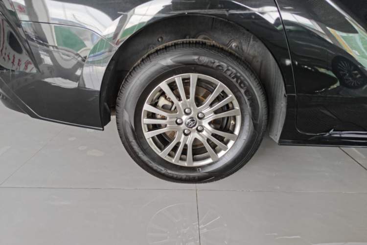Used Toyota SIENNA 2021 2.5L Hybrid Luxury Edition Right Rear Wheel Hub
