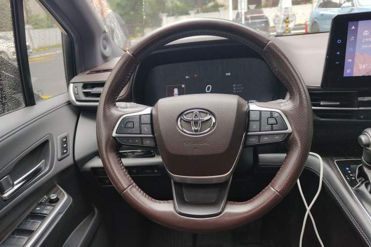 Used Toyota SIENNA 2021 2.5L Hybrid Platinum Edition Steering Wheel