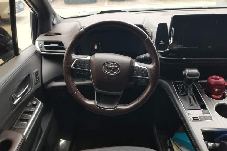 Used Toyota SIENNA 2021 2.5L Hybrid Platinum Edition Steering Wheel