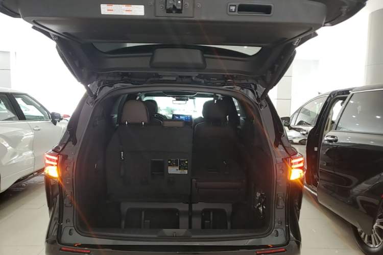Used Toyota SIENNA 2021 2.5L Hybrid Platinum Edition Trunk