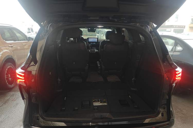 Used Toyota SIENNA 2021 2.5L Hybrid Platinum Edition Trunk