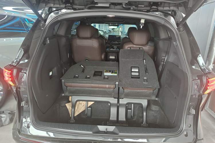 Used Toyota SIENNA 2021 2.5L Hybrid Platinum Edition Trunk