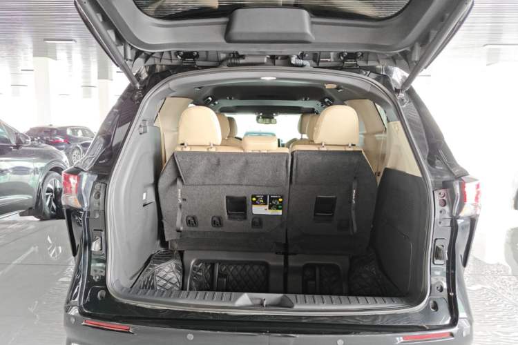 Used Toyota SIENNA 2021 2.5L Hybrid Luxury Edition Trunk