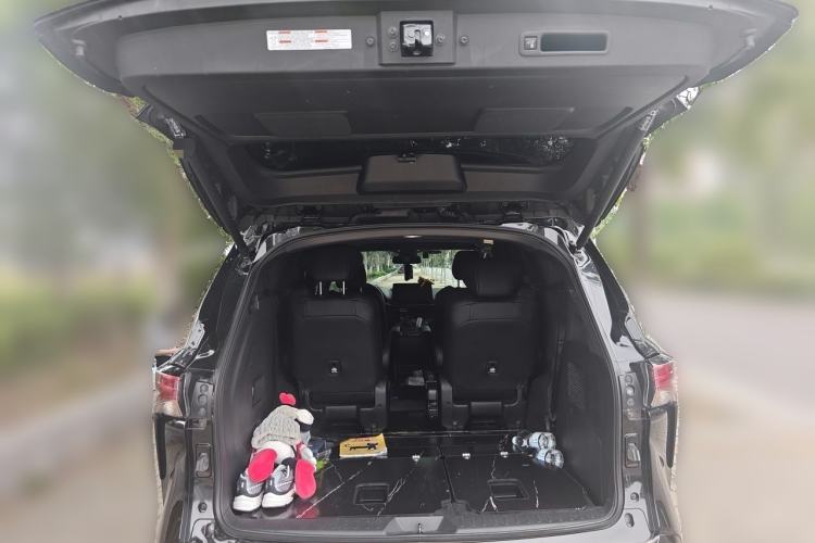 Used Toyota SIENNA 2021 2.5L Hybrid Premium Edition Trunk