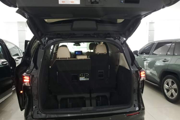 Used Toyota SIENNA 2021 2.5L Hybrid Luxury Edition Trunk