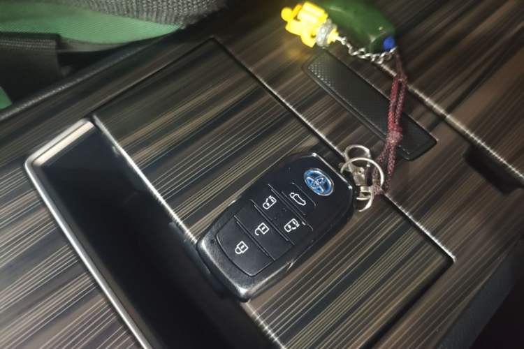 Used Toyota SIENNA 2021 2.5L Hybrid Platinum Edition Vehicle Key