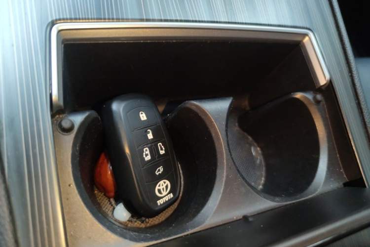 Used Toyota SIENNA 2021 2.5L Hybrid Premium Edition Vehicle Key