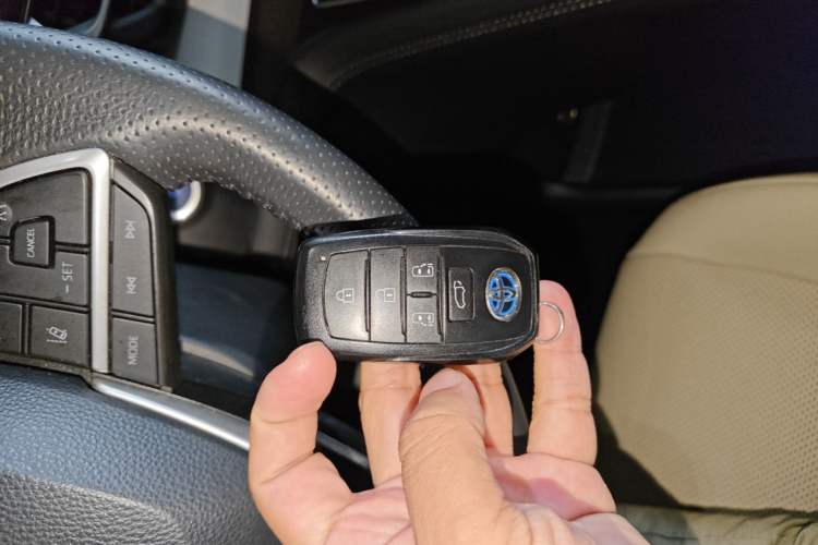 Used Toyota SIENNA 2021 2.5L Hybrid Luxury Edition Vehicle Key