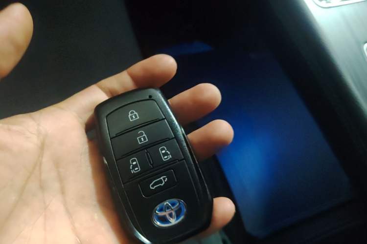 Used Toyota SIENNA 2021 2.5L Hybrid Premium Edition Vehicle Key