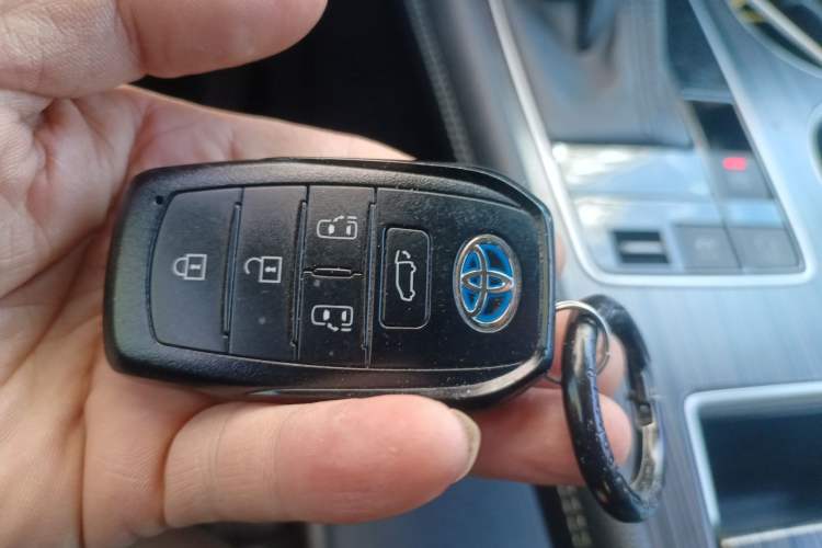 Used Toyota SIENNA 2021 2.5L Hybrid Platinum Edition Vehicle Key