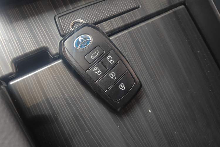 Used Toyota SIENNA 2021 2.5L Hybrid Luxury Edition Vehicle Key