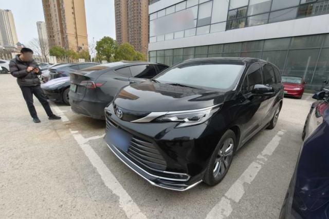 Ojetý Toyota SIENNA 2021 2.5L Hybrid Premium Edition