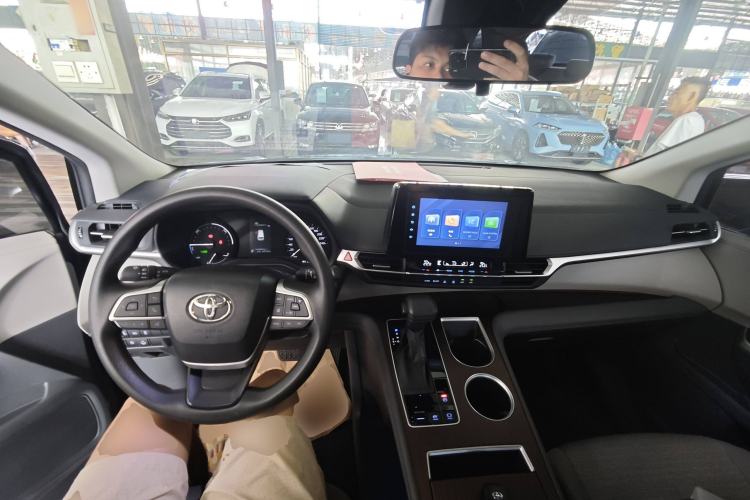 Used Toyota SIENNA 2021 2.5L Hybrid Comfort Edition Center Console