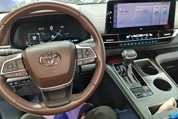 Used Toyota SIENNA 2021 2.5L Hybrid Platinum Edition Center Console