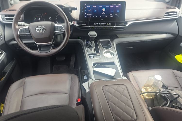 Used Toyota SIENNA 2021 2.5L Hybrid Platinum Edition Center Console