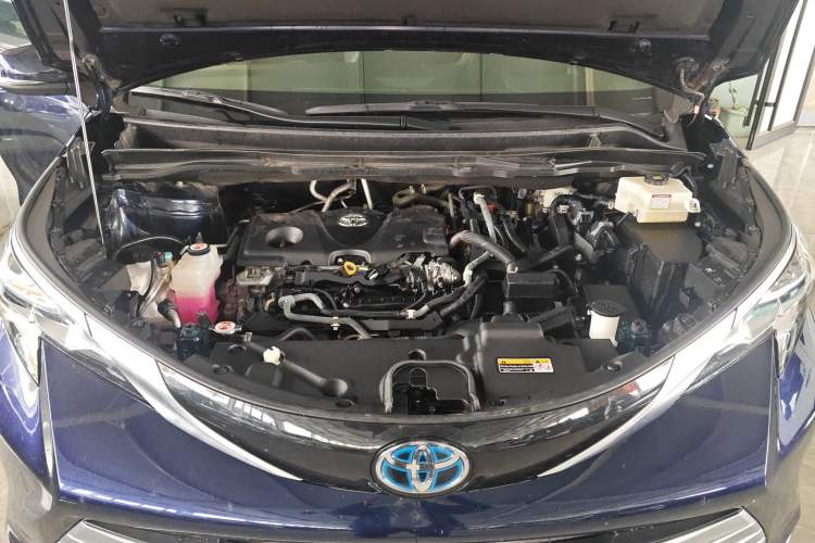Used Toyota SIENNA 2021 2.5L Hybrid Platinum Edition Engine Bay