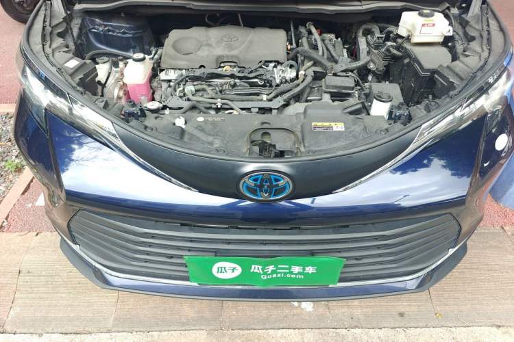 Used Toyota SIENNA  Engine Bay