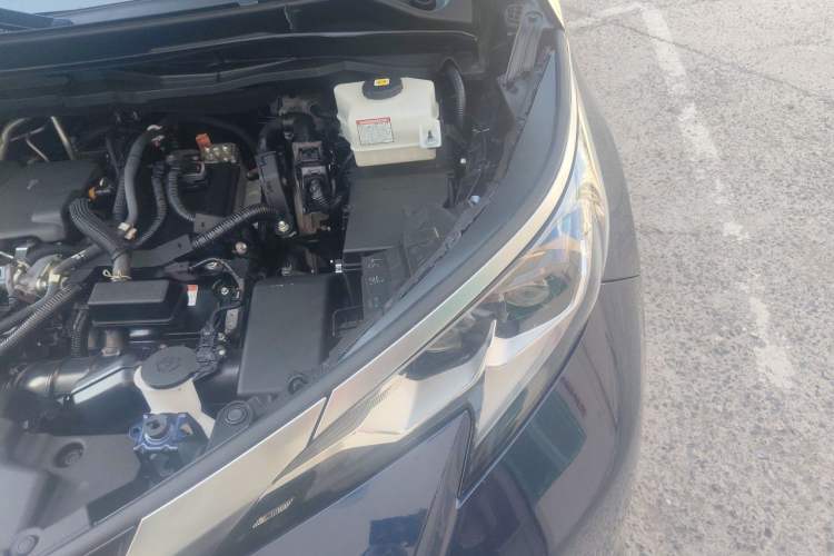 Used Toyota SIENNA 2021 2.5L Hybrid Platinum Edition Engine Bay Left