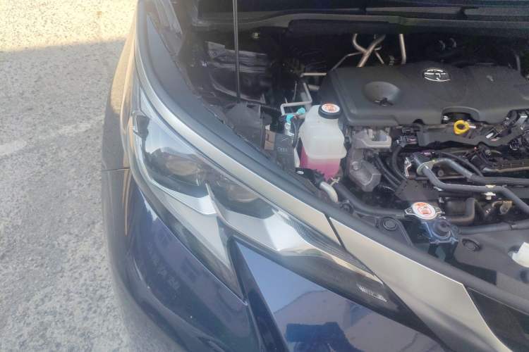 Used Toyota SIENNA 2021 2.5L Hybrid Platinum Edition Engine Bay Right