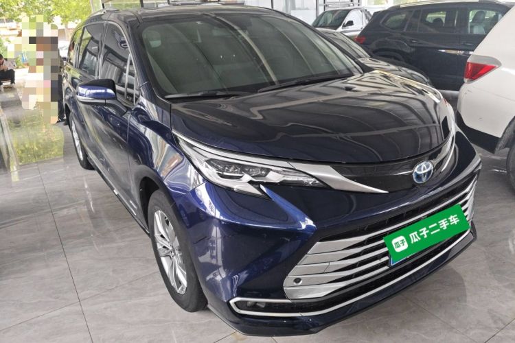 Used Toyota SIENNA 2021 2.5L Hybrid Platinum Edition Front Right 45 Deg
