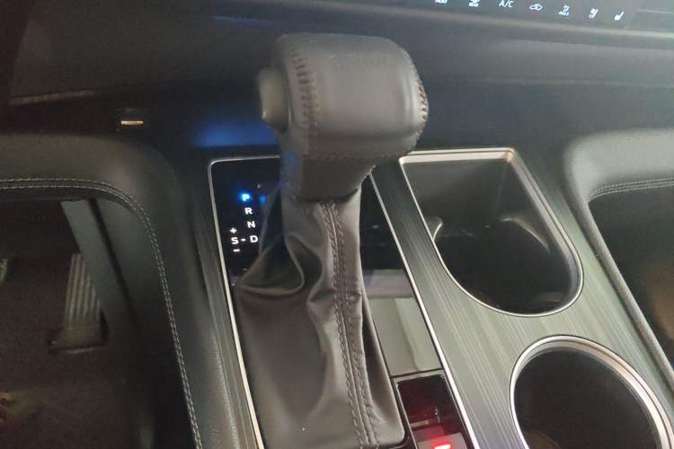 Used Toyota SIENNA 2021 2.5L Hybrid Platinum Edition Gear Lever