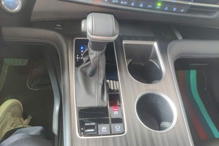 Used Toyota SIENNA 2021 2.5L Hybrid Platinum Edition Gear Lever
