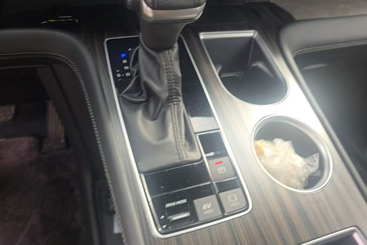 Used Toyota SIENNA 2021 2.5L Hybrid Platinum Edition Gear Lever