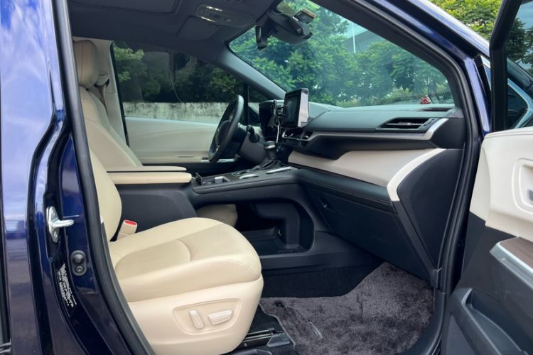 Used Toyota SIENNA 2021 2.5L Hybrid Luxury Edition Interior 2