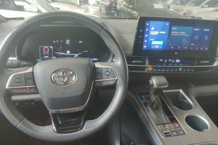 Used Toyota SIENNA 2021 2.5L Hybrid Platinum Edition Interior 2