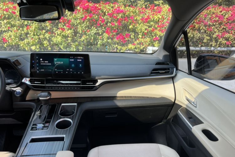 Used Toyota SIENNA 2021 2.5L Hybrid Ultimate Edition Interior 3