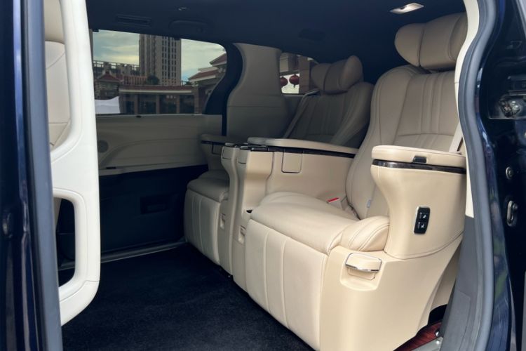 Used Toyota SIENNA 2021 2.5L Hybrid Luxury Edition Interior 3