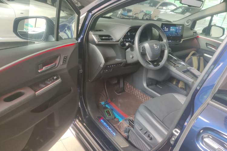 Used Toyota SIENNA 2021 2.5L Hybrid Platinum Edition Interior 3
