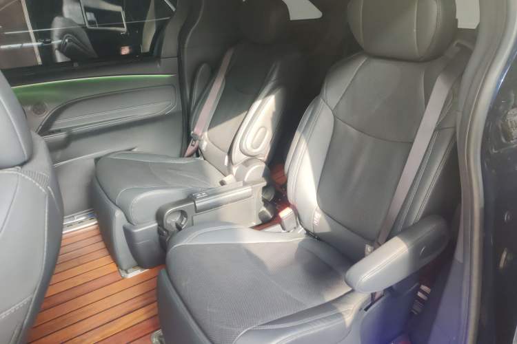 Used Toyota SIENNA 2021 2.5L Hybrid Platinum Edition Interior 4