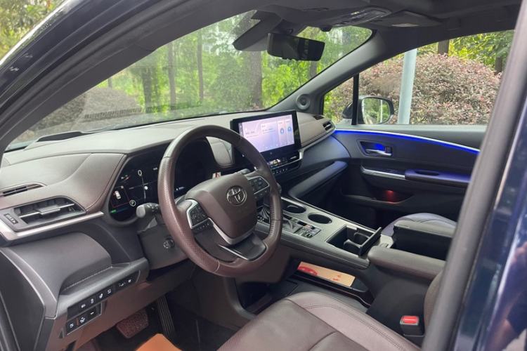 Used Toyota SIENNA 2021 2.5L Hybrid Platinum Edition Interior 5