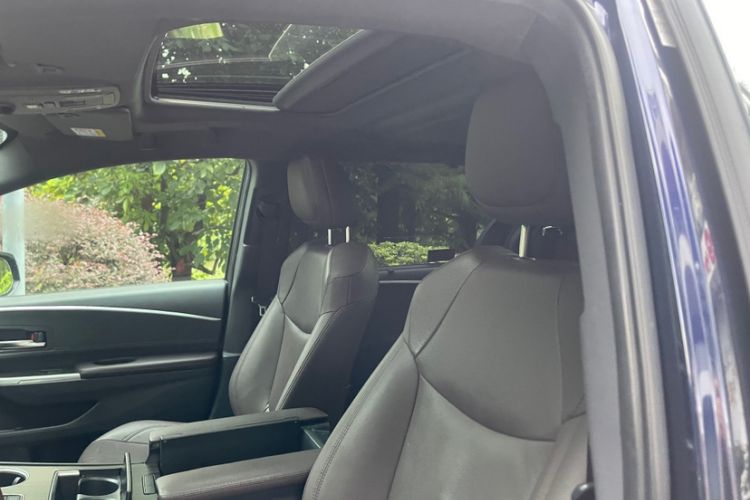 Used Toyota SIENNA 2021 2.5L Hybrid Platinum Edition Interior 8