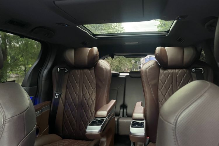 Used Toyota SIENNA 2021 2.5L Hybrid Platinum Edition Interior 9