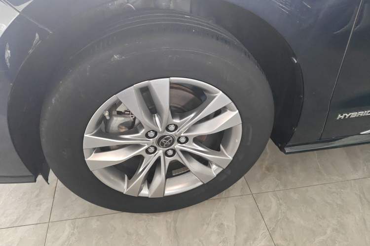 Used Toyota SIENNA 2021 2.5L Hybrid Platinum Edition Left Front Wheel Hub