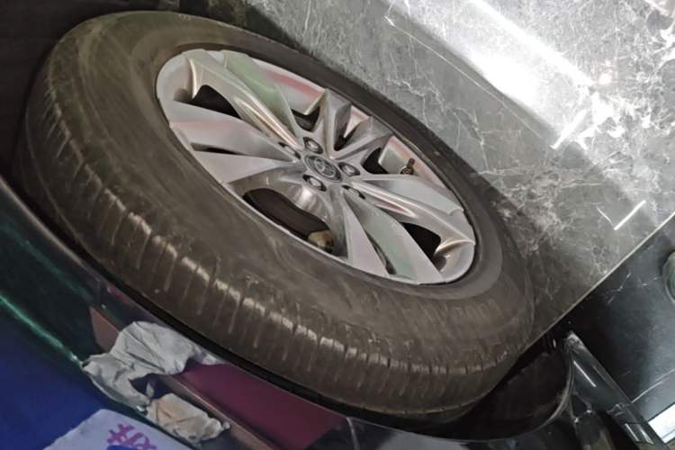 Used Toyota SIENNA 2021 2.5L Hybrid Platinum Edition Left Front Wheel Hub