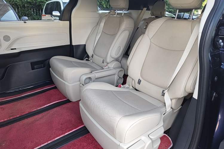 Used Toyota SIENNA 2021 2.5L Hybrid Luxury Edition Left Rear Seat