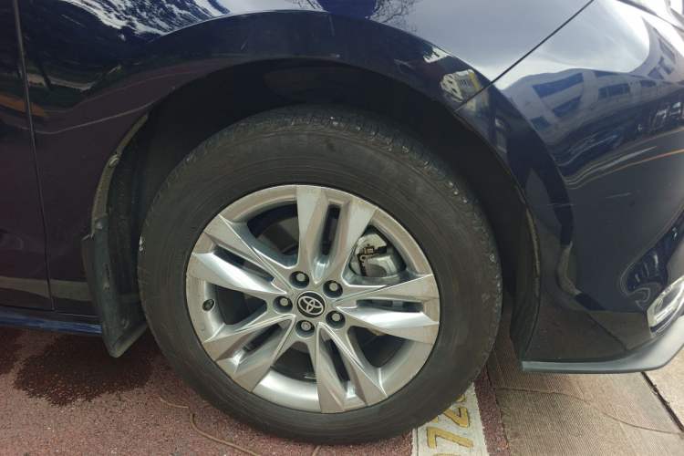 Used Toyota SIENNA  Right Front Wheel Hub