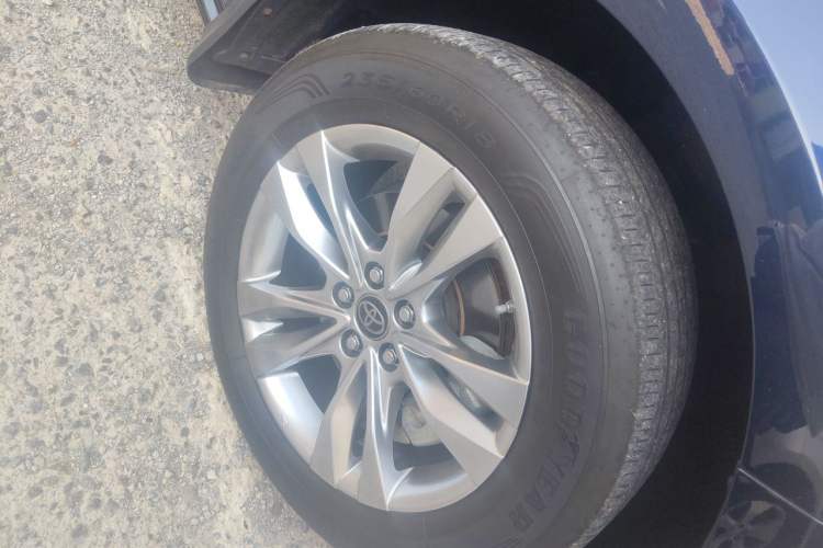 Used Toyota SIENNA 2021 2.5L Hybrid Platinum Edition Right Front Wheel Hub
