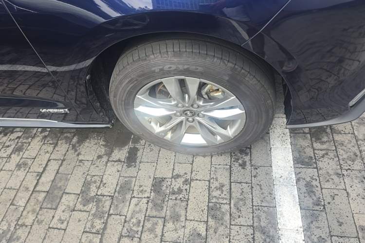 Used Toyota SIENNA 2021 2.5L Hybrid Platinum Edition Right Front Wheel Hub