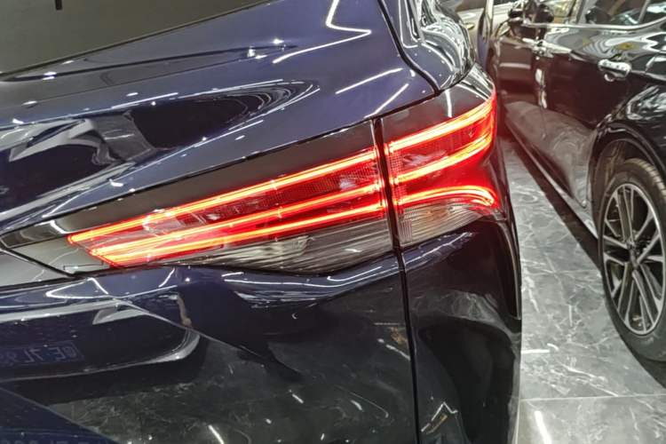 Used Toyota SIENNA 2021 2.5L Hybrid Platinum Edition Right Rear Taillight