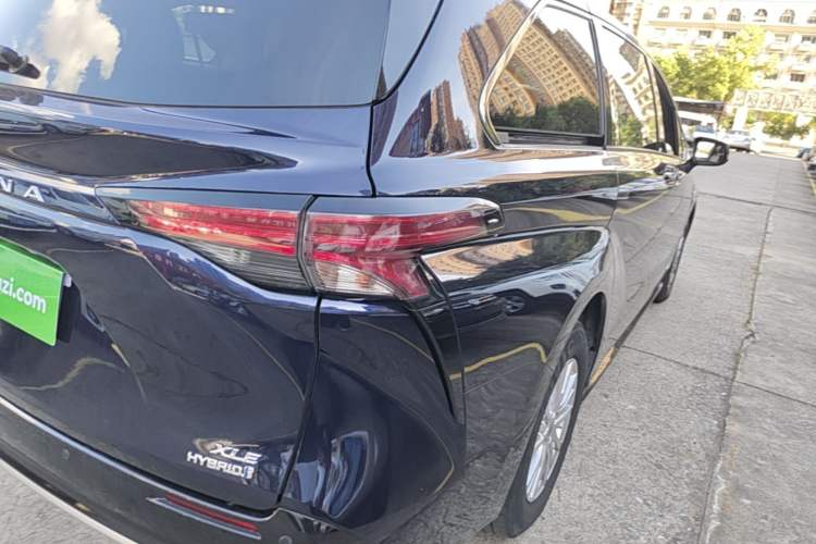 Used Toyota SIENNA 2021 2.5L Hybrid Luxury Edition Right Rear Taillight